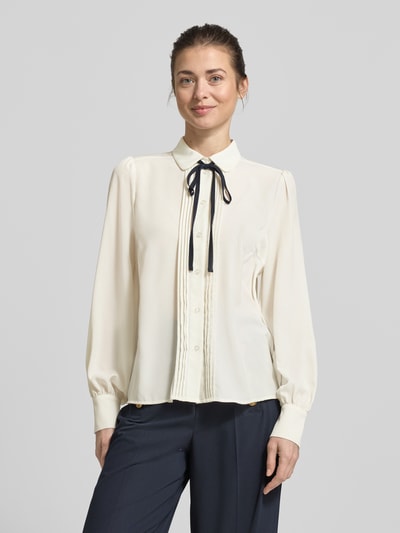 Frauenmodel trägt Regular Fit Bluse mit Bubikragen von Christian Berg Woman Selection in Creme mit Falten, Schnürung, Knopfleiste, Ganzkörperansicht von vorne. Rückenlänge bei Größe 36: 60 cm, Ärmellänge: 65 cm.
