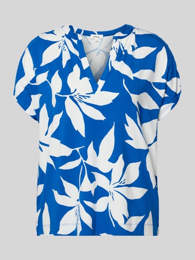 Produktfoto, Relaxed Fit T-Shirt aus Viskose-Mix von s.Oliver RED LABEL mit Optik:Allover-Muster, Florales-Allover-Muster in Blau und Weiß, Materialverarbeitung: Jersey, Passform: Relaxed-Fit, Henley-Ausschnitt, Ärmelform: Kurzarm.
