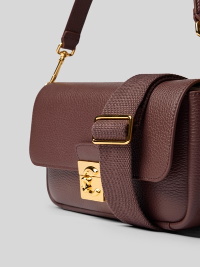Produktfoto, Shoulder Bag mit Logo-Detail von Coccinelle aus strukturiertem braunem Leder, goldene Schnalle, breiter Schulterriemen, Kontext: Damen Shoulder Bag von Coccinelle mit Hauptfach und Überschlag, abnehmbaren Schulterriemen, Logo-Detail, Strukturmuster, Innenfach mit Reißverschluss, Größe 28x16x6 cm, Riemenlänge 96 cm