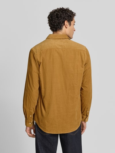Männermodel trägt Regular Fit Cordhemd mit borstzak van Scotch & Soda in mosterdgeel, puur katoen met labelpatch, ruglengte maat M 78 cm, schouderbreedte maat M 46 cm, mouwlengte maat M 66 cm, geheel effen structuur, ganzlichaamsaanzicht achteraan.