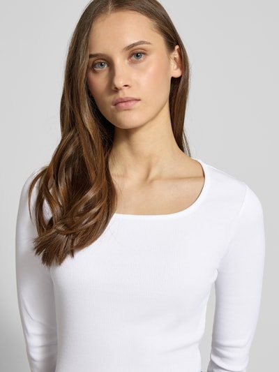 Modelka kobieta ma na sobie Longsleeve in Ripp-Optik mit Label-Detail od Levi's®, biały, krój slim fit, okrągły dekolt, zbliżenie na górną część ciała.
