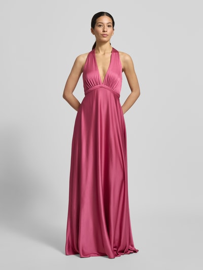 Frauenmodel trägt Regular Fit Abendkleid mit tiefem V-Ausschnitt von Jake*s Cocktail, pinker Satin, Neckholder, tailliert, Ganzkörperansicht von vorne.