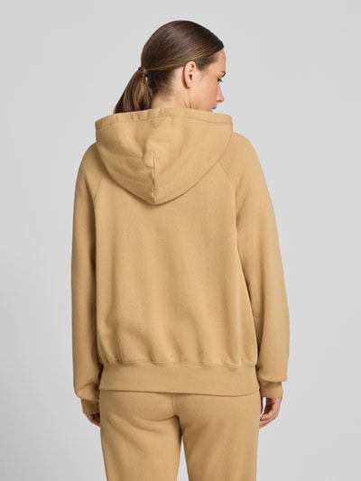 Vrouwenmodel draagt Comfort Fit Hoodie uit katoenmix van Polo Ralph Lauren in beige, effen, zachte textuur. Ganzlichamige achteraanzicht.