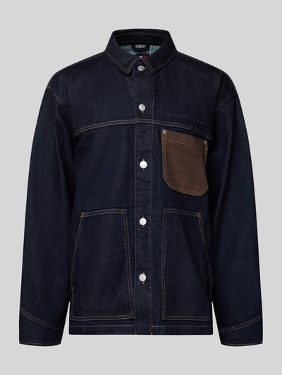 Produktfoto, Regular Fit Jeansjacke aus reiner Baumwolle von Tommy Jeans in dunkler Melange-Optik mit brauner Brusttasche, Denim-Struktur.