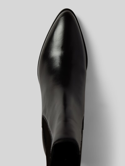 Produktfoto, schwarze, glänzende Oberfläche, spitz zulaufende Form, glatte Textur, Stiefeletten aus echtem Rindsleder Modell 'St Broomly' von GANT, Damen Stiefeletten