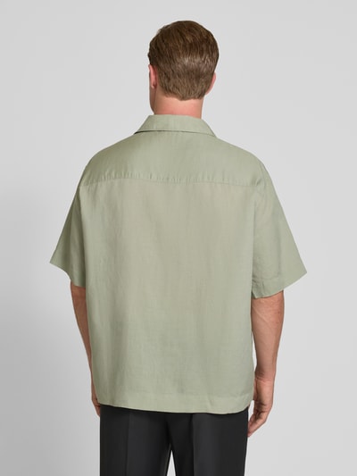Męski model nosi Relaxed Fit Freizeithemd aus Leinen-Lyocell-Mix Modell 'ESPINO' od HUGO, wielokolorowy, krój relaxed fit, paski, len z lyocellem, koszula z krótkim rękawem, widok całej sylwetki z tyłu.