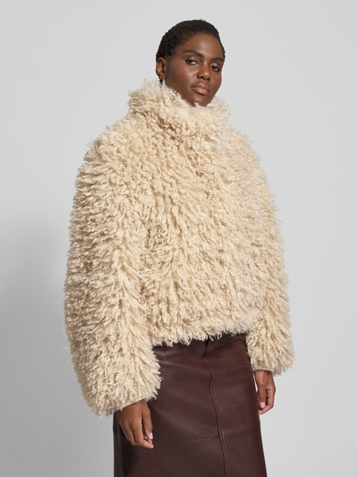 Frauenmodel trägt Jacke mit Reißverschluss und Knopfleiste von Samsøe Samsøe, Material-Mix mit Viskose-Anteil, Regular-Fit, cremefarben, strukturierte Oberfläche, Eingrifftaschen, Ganzkörperansicht von vorne.