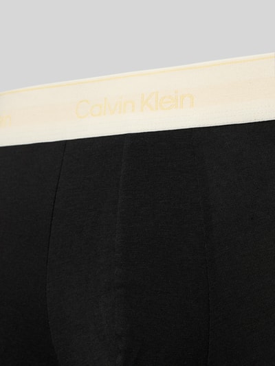 Männermodel trägt Trunks im 5er-Pack mit elastischem Logo-Bund von Calvin Klein Underwear, Baumwoll-Mix, Nahaufnahme Oberkörper.