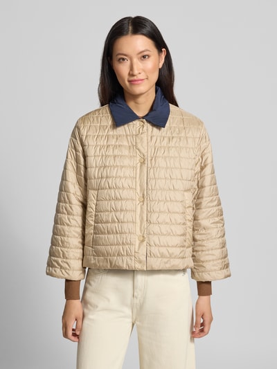 Vrouwenmodel draagt regular fit functioneel jack met aan twee kanten draagbaar model 'FALENA' van Weekend Max Mara in beige met blauwe kraag, Dames, vooraanzicht busteschot.