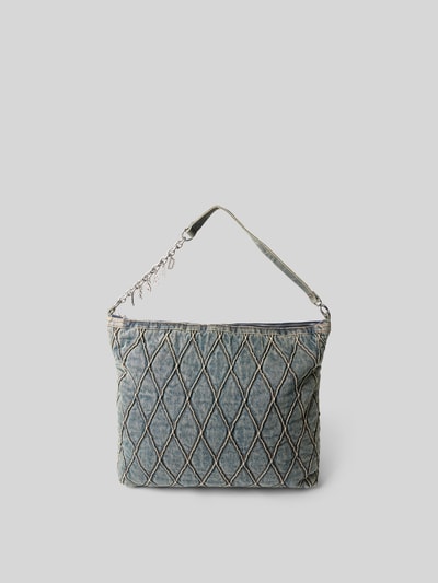 Produktfoto, Shoulder Bag in Denim-Optik von Diesel mit Rautensteppung, Ketten-Optik Tragehenkel, Strasssteinbesatz Charms, Hauptfach mit Reißverschluss, Reißverschlussfach innen, Maße: 53 cm Breite, 46 cm Länge, 10 cm Tiefe
