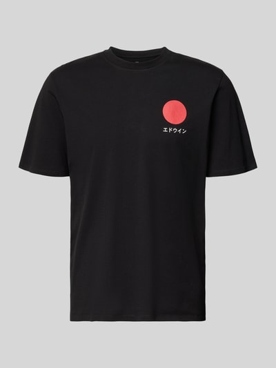 Produktfoto, czarny T-Shirt aus reiner Baumwolle Modell 'JAPANESE SUN' od Edwin, okrągły dekolt, prosty krój, czerwona grafika z przodu, długość tyłu w rozmiarze M: 67 cm