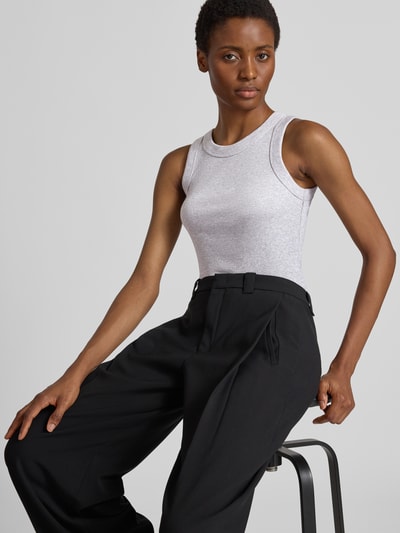 Frauenmodel trägt Tanktop in Ripp-Optik Modell 'OLINA' von DRYKORN in Hellgrau, Baumwolle, Slim Fit, Rundhalsausschnitt, Nahaufnahme Oberkörper.