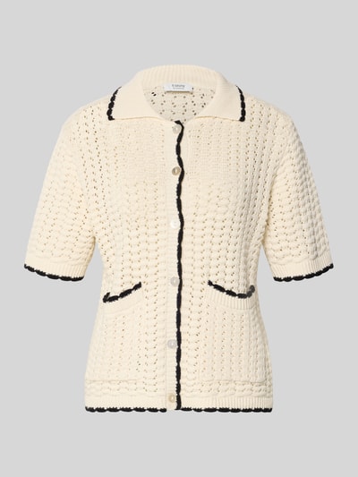 Produktfoto, Regular Fit Cardigan mit Lochmuster Modell 'Muno' von B.Young aus Reiner Baumwolle, kurzärmelig, Strick-Optik, Umlegekragen, aufgesetzte Taschen, durchgängige Knopfleiste, cremefarben mit schwarzen Details.
