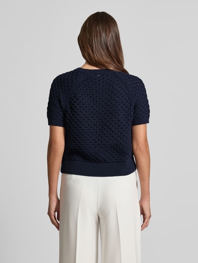 Frauenmodel trägt Regular Fit Bluse in Strick-Optik von ROBE LÉGÈRE in Dunkelblau, semitransparent, Kurzarm, Baumwoll-Mix, Ganzkörperansicht Rückansicht.