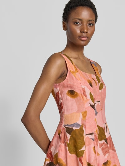 Frauenmodel trägt Midikleid aus Leinen-Mix Modell 'Shivana' von Ted Baker, floraler Print in Rosa und Braun, Nahaufnahme Oberkörper. Damen Midikleid von Ted Baker, Leinen-mix mit Baumwoll-Anteil, taillierte Passform, Ärmelloses Design.