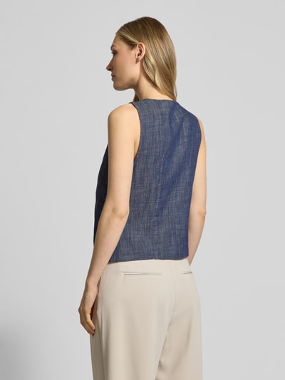 Vrouwenmodel draagt bodywarmer van puur katoen, regular fit, model 'DAZZIE' van My Essential Wardrobe, ruglengte 50 cm, schouderbreedte 32 cm, borstwijdte 46 cm, V-hals, knoopsluiting, kleur blauw, heellichaamsaanzicht achteraan.