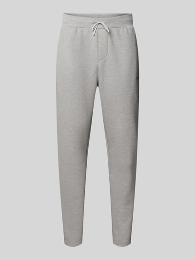 Produktfoto, graue Regular Fit Sweatpants mit Lyocell-Anteil von PUMA PERFORMANCE, elastischer Bund mit Tunnelzug, Logo-Detail, schmale Form