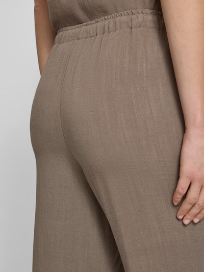 Frauenmodel trägt Loose Fit Weite Hose aus Viskose-Leinen-Mix Modell 'SIESTA' von Only, Optik: Unifarben, Detailaufnahme Rückansicht.