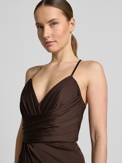 Frauenmodel trägt Cocktailkleid aus Satin in Wickel-Optik von V by Vera Mont, braun, Spaghettiträger, Gerader-Schnitt, Nahaufnahme Oberkörper. Rückenlänge bei Größe 36: 122 cm, Brustweite bei Größe 36: 36 cm, Midikleid.
