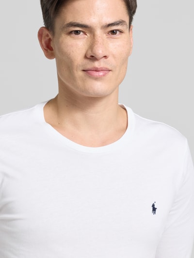 Männermodel trägt Longsleeve aus Baumwolle mit Label-Stitching von Polo Ralph Lauren, gerader Schnitt, Nahaufnahme Oberkörper.