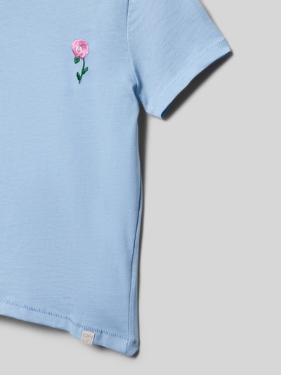 Produktfoto, Regular Fit T-Shirt aus reiner Baumwolle Modell 'VEGA' von Only, Kinder T-Shirt in Optik: Unifarben, Motiv-Stitching und Label-Applikation, Rundhals, Kurzarm, Materialverarbeitung Jersey, hellblau mit glatter Struktur.