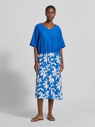 Frauenmodel trägt Relaxed Fit Ausgestellter Midi-Rock aus Viskose-Mix von s.Oliver RED LABEL mit Optik:Allover-Muster, floral, Popeline-Textur, Ganzkörperansicht von vorne.