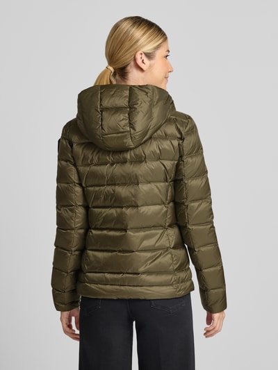 Frauenmodel trägt kurtka puchowa z efektem pikowania, detal z logo, kaptur, krój slim fit, Model 'Charme' od Blauer USA, Ganzkörperansicht Rückansicht. Długość tyłu w rozmiarze S: 62 cm, szerokość ramion w rozmiarze S: 44 cm, szerokość w rozmiarze S: 43 cm, długość rękawów w rozmiarze S: 62 cm.