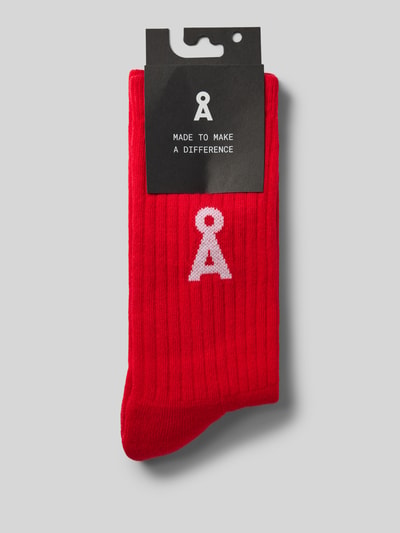 Produktfoto, Socken aus Baumwoll-Mix Modell 'SAAMUS' von ARMEDANGELS, leuchtend rot mit weißem Logo, gerippte Textur, Damen Socken