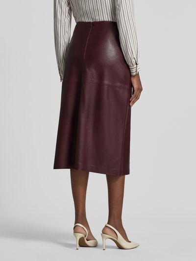 Frauenmodel trägt Lederrock aus echtem Leder in Midilänge von windsor, dunkelrot, glatte Textur, Balloon Fit, Rückansicht Ganzkörperansicht