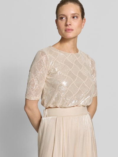 Frauenmodel trägt T-Shirt mit Pailletten und 1/2-Arm von Rinascimento, beiger Material-Mix mit Stretch, Regular Fit, Rundhalsausschnitt, Nahaufnahme Oberkörper
