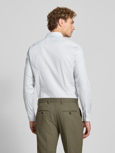 Männermodel trägt Slim Fit Businesshemd aus katoenmix Modell 'H-HANK-SP' van BOSS, wit met fijn ruitpatroon, Ganzkörperansicht Rückansicht, Heren zakelijk overhemd van BOSS.