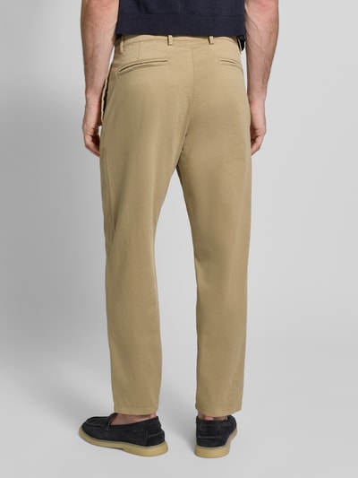 Mannenmodel draagt Chino met steekzakken model 'PEPE' van Casual Friday, regular fit, beige, achteraanzicht volledige lichaamsopname.
