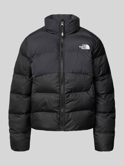 Produktfoto, czarna kurtka pikowana Steppjacke mit Reißverschlusstaschen Modell 'SAIKURU' od The North Face, krój regular fit, stójka, wyhaftowane logo, zamek błyskawiczny, kieszenie zapinane na zamek błyskawiczny, Długość tyłu w rozmiarze S: 59 cm, szerokość ramion w rozmiarze S: 43 cm, szerokość w rozmiarze S: 53 cm, długość rękawów w rozmiarze S: 62 cm