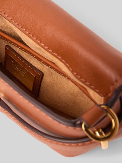 Produktfoto, Crossbody Bag mit Label-Detail von Lauren Ralph Lauren z brązowej skóry bydlęcej, główna przegroda z brzegiem, detal z logo, szerokie 18 cm, długość 13 cm, głębokość 5 cm, odpinany pasek na ramię 108 cm