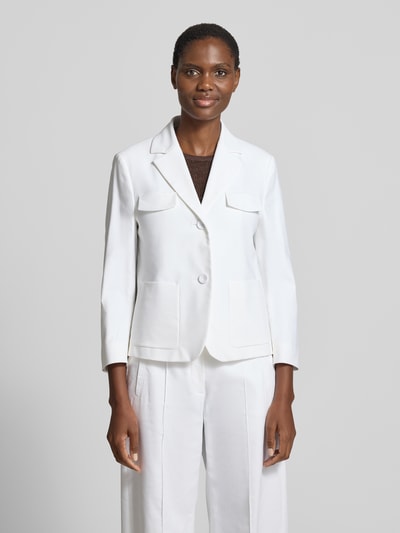 Frauenmodel trägt Slim Fit Blazer mit Reverskragen von Luisa Cerano aus Baumwoll-Viskose-Mix, weiß, mit AufgesetzteTaschen und Knopfverschluss, Ganzkörperansicht von vorne.