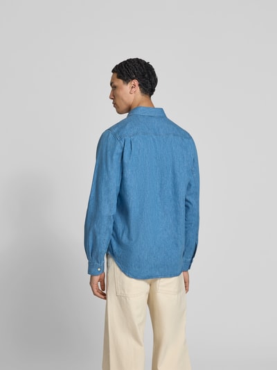 Männermodel trägt Freizeithemd in Denim-Optik von Closed, Herren, Baumwoll-Mix mit Hanf-Anteil, Regular-Fit, langärmelig, Ganzkörperansicht Rückansicht.
