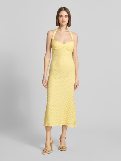 Vrouwenmodel draagt een geel nauw aansluitend dames midi-jurk model 'MARIKO' van Bardot, materiaalmix met katoen, halter, volledig beeld recht van voren.