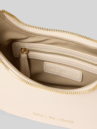 Produktfoto, beżowa Hobo Bag mit Label-Detail Modell 'ZERO' von VALENTINO BAGS, główna przegroda z zamkiem błyskawicznym, kontekst: uchwyt z karabińczykiem, pasek na ramię regulowany, detal z logo, szerokość w rozmiarze 1: 20 cm, długość w rozmiarze 1: 18 cm, głębokość w rozmiarze 1: 6 cm, długość paska na ramię w rozmiarze 1: 79 cm