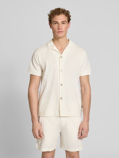 Männermodel trägt Regular Fit Poloshirt mit durchgehender Knopfleiste von JOOP! Collection aus reiner Baumwolle, Vorderansicht, Nahaufnahme Oberkörper.