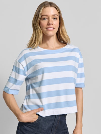 Frauenmodel trägt Sweatshirt mit Streifenmuster und 1/2-Arm von monari, Baumwoll-Mix, Boxy Fit, Weiß und Hellblau, Ganzkörperansicht von vorne.