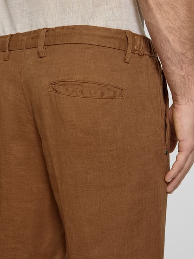 Männermodel trägt Hose mit Gesäßtaschen Modell 'PANTALACCIO LINO' von MARKUP aus Reine Baumwolle, Regular-Fit, Detailaufnahme Gesäß.