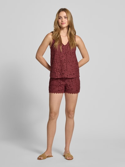 Frauenmodel trägt Regular Fit Trägertop aus Baumwolle-Mix Modell 'HONEY' von Vero Moda, Optik: Unifarben, Spitzen-Muster, V-Ausschnitt, breite Träger, Materialverarbeitung: Spitze, Ganzkörperansicht von vorne.