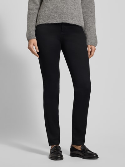 Kobiece modelka nosi Skinny Fit Jeans mit 5-Pocket-Design od Christian Berg Woman, czarny kolor, bawełniany materiał ze stretchem, całkowity widok z przodu.