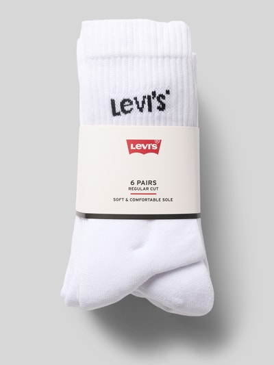 Produktfoto, weiße Socken aus Baumwoll-Mix im 3er-Pack von Levi's® für Herren, glatte Textur, schwarzer Schriftzug, neutrale Hintergrundfarbe.