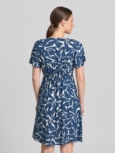 Vrouwenmodel draagt Knielanges Kleid aus Viskose mit V-Ausschnitt van Zero, blauw-witte all-over look, A-lijn, knielengte, zuiver viscose, knoopsluiting, ruglengte maat 36: 91 cm, borstwijdte: 41 cm, mouwlengte: 21 cm. Ganzkörperansicht achterkant.