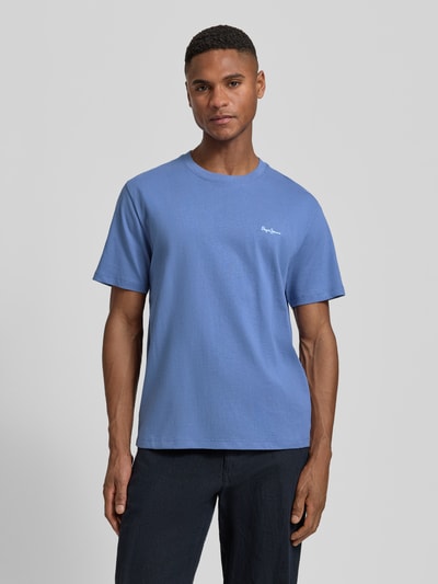 Männermodel trägt Regular Fit T-Shirt aus reiner Baumwolle Modell 'CONNOR' von Pepe Jeans, Optik: Unifarben, Ganzkörperansicht von vorne.