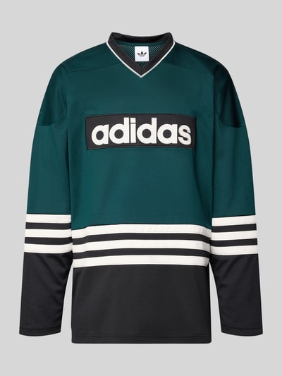 Produktfoto, Longsleeve mit Label-Detail von adidas Originals in Dunkelgrün mit schwarzen und weißen Streifen, Lochstickerei, Lockerer-Schnitt, V-Ausschnitt, Rückenlänge bei Größe M: 76 cm