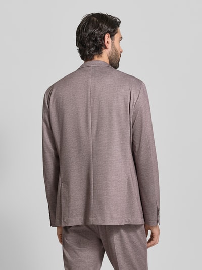 Männermodel trägt Regular Fit Sakko mit Viskose-Anteil Modell 'Manel' von Pierre Cardin in Hellbraun, dezente Struktur, Ganzkörperansicht Rückansicht.