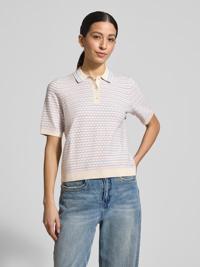 Vrouwenmodel draagt Strickshirt aus Viskose-Mix mit Polokragen van Jake*s Collection in regular fit met knoopsluiting, voorkant, bovenlichaam.