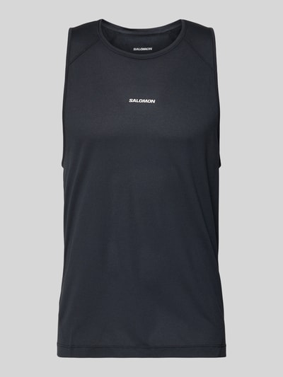 Produktfoto, schwarzes Tanktop mit Rundhalsausschnitt Modell 'SHKOUT CORE' von Salomon aus Mesh, körpernahe Passform, Rückenlänge 69 cm bei Größe M